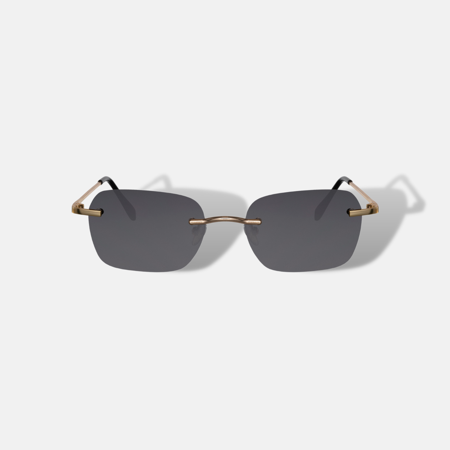 Unsere Sonnenbrille bietet hervorragenden Schutz vor schädlichen UV-Strahlen und vereint dabei Komfort und stilvolles Design. Mit der neuesten Kollektion bieten wir eine große Auswahl an hochwertigen und trendigen Sonnenbrillen für Damen und Herren